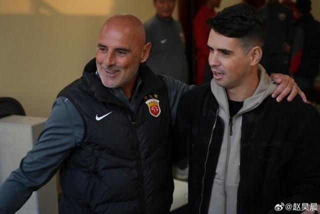 华体会体育APP下载-奥斯卡在多哈探班海港，与穆斯卡特热情拥抱